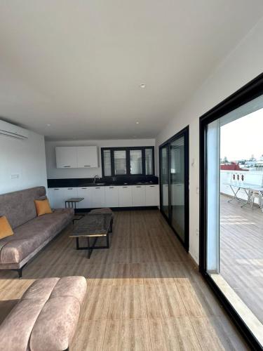 拉馬薩的住宿－luxueux duplex avec Rooftop a la Marsa，客厅配有沙发和桌子