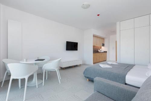 Televízia a/alebo spoločenská miestnosť v ubytovaní Aquamarina Prima 049 by Noclegi Renters