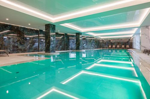 バコヴェルにあるTavel Hotel & SPAの建物内の青い水のスイミングプール