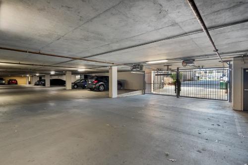 Φωτογραφία από το άλμπουμ του Spacious 2BD with Private Balcony and Free Parking στη Σάρλοτ