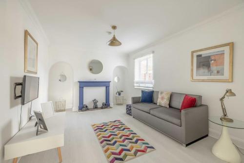 ein Wohnzimmer mit einem Sofa und einem Tisch in der Unterkunft 5 Bedroom Home Close to Windsor, Legoland, Ascot in Bray