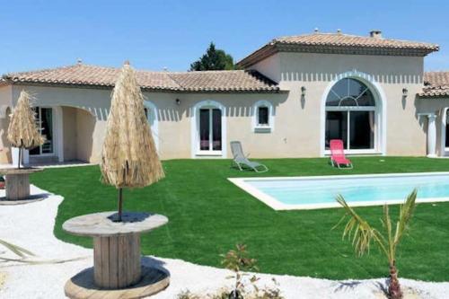 Photo de la galerie de l'établissement Soleil - Large Villa with Pool & Garden near Pezenas, à Nézignan-lʼÉvêque