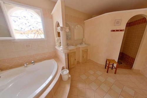 Photo de la galerie de l'établissement Soleil - Large Villa with Pool & Garden near Pezenas, à Nézignan-lʼÉvêque