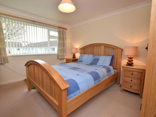 Un pat sau paturi într-o cameră la 2 Bed in Gower 81463