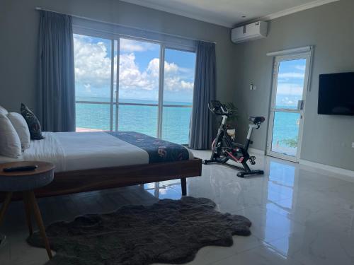 1 dormitorio con cama y vistas al océano en Calamari Beach Resort en Zanzíbar