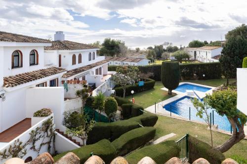 widok z powietrza na willę z basenem w obiekcie Modern Beachside Townhouse in Costalita - with Sea Views! w mieście Estepona
