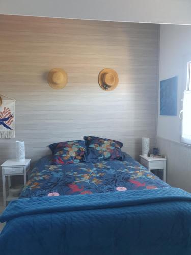 une chambre avec un lit avec une couette bleue dans l'établissement La petite mézoise, à Mèze