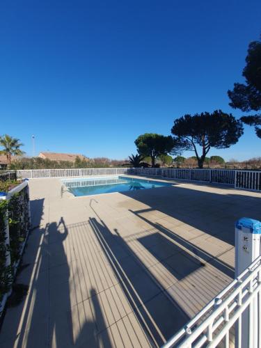 - une piscine sur une terrasse avec une clôture dans l'établissement La petite mézoise, à Mèze