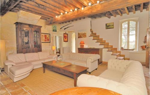 Il comprend un salon doté d'un mobilier blanc et d'un escalier. dans l'établissement Awesome Home In Arles, à Albaron