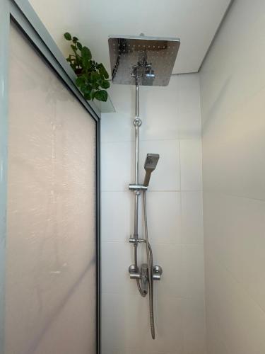 W łazience z przeszklonymi drzwiami znajduje się prysznic. w obiekcie Apartamento céntrico con garage w mieście Mercedes