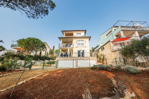 une image d'une maison avec une cour dans l'établissement Villa K&K, à Rovinj