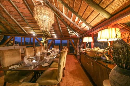 Veitingastaður eða matsölustaður á Serena Mivumo River Lodge