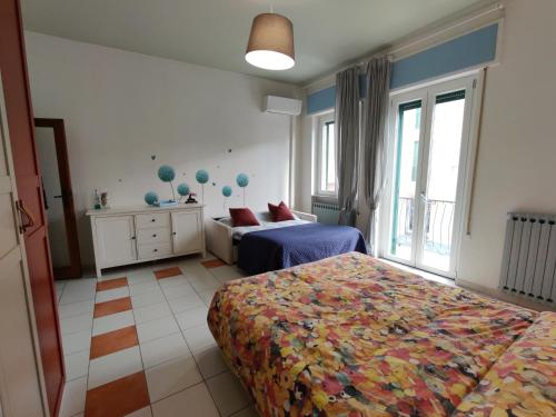 um quarto de hotel com duas camas e uma janela em Appartamento al mercato: Viareggio em Viareggio