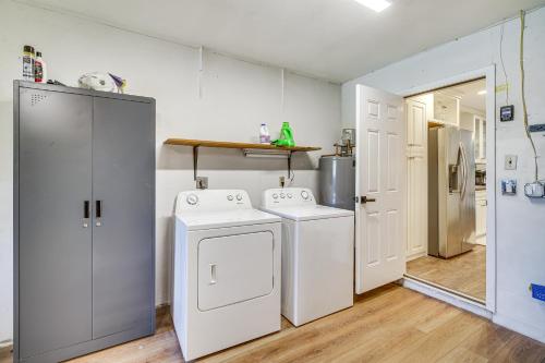 een keuken met 2 wasmachines en een koelkast bij Sunny Stuart Vacation Rental with Lanai and Pool! in Stuart
