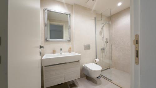 e bagno con lavandino, servizi igienici e doccia. di SD Luxury Apartment - Belgrade Waterfront a Belgrado
