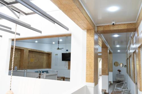 HOTEL GANADERO في لا دورادا: اطلالة على مطبخ وغرفة طعام مبنى