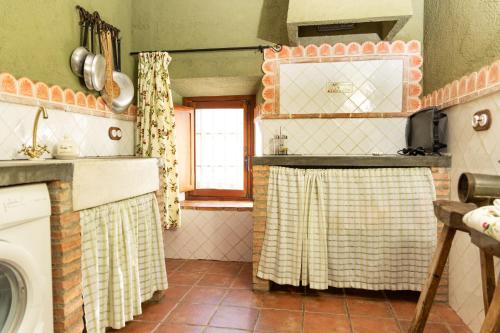 Casa Rural La Milana في Doña Rama: حمام مع ستارة دش ومغسلة