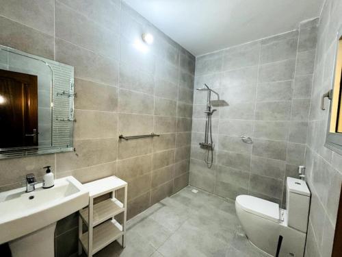 La salle de bains est pourvue de toilettes et d'un lavabo. dans l'établissement Maison fonctionnelle idéalement située à Dakar, à Dakar