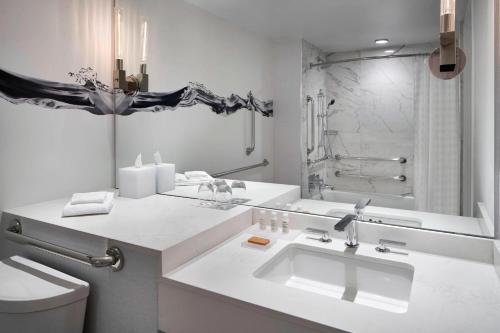 bagno bianco con lavandino e servizi igienici di Renaissance Baltimore Harborplace Hotel a Baltimora