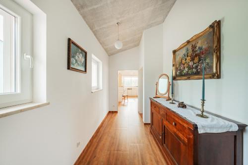 La salle de bains est pourvue d'une commode en bois et d'un miroir. dans l'établissement Villa K&K, à Rovinj