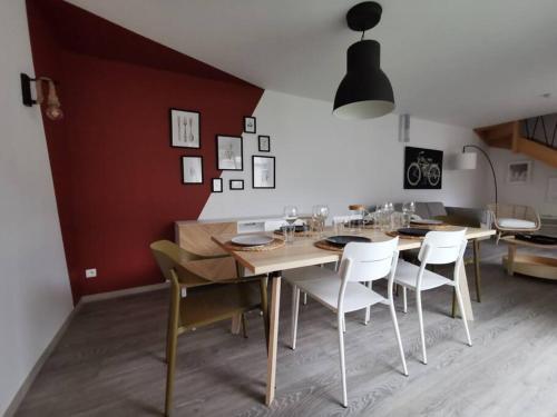 une salle à manger avec une table et des chaises blanches dans l'établissement Abeilles maison climatisée 3 chambres piscine garage, à Avignon
