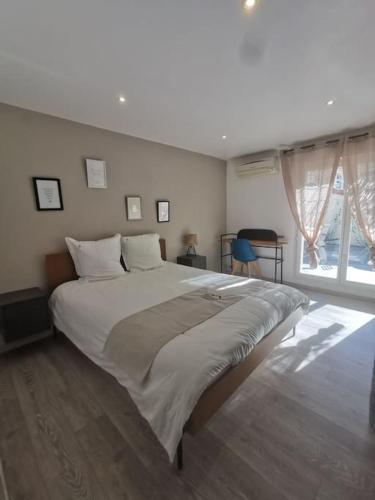 un grand lit dans une chambre avec une grande fenêtre dans l'établissement Abeilles maison climatisée 3 chambres piscine garage, à Avignon
