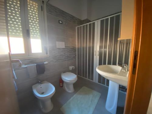 ein Bad mit einem WC und einem Waschbecken in der Unterkunft Appartamento Kleos Balestrate in Balestrate