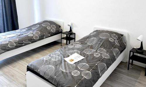 een slaapkamer met 2 aparte bedden en een dekbed bij # VAZ Apartments SG01-02 ,WLAN,TV, Küche, Balkon, nahe Zentrum in Solingen