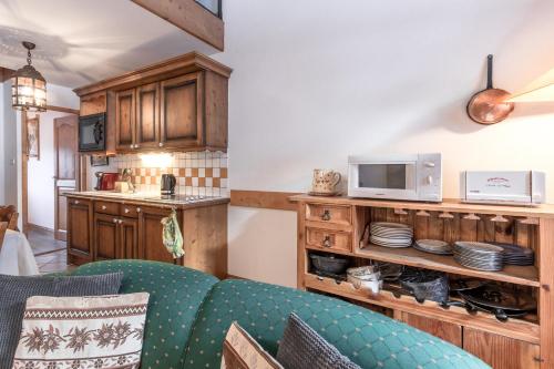 - un salon avec un canapé et un four micro-ondes dans l'établissement Les Grandes Jorasses - Calme - Duplex, aux Houches