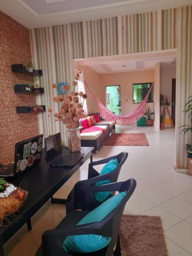 sala de estar con sillas azules y sofá en Verdes Hostel Palmas-TO, en Palmas
