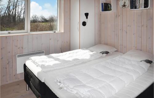 Säng eller sängar i ett rum på Stunning Home In Sydals With Kitchen