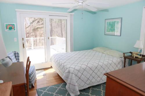 Postel nebo postele na pokoji v ubytování Stay On The Cape Vacation Rentals: Walk To Beach Hyannisport Three Bedroom