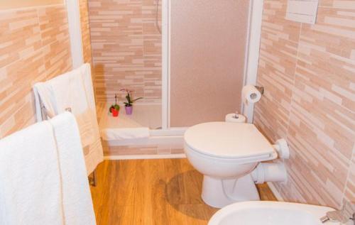 een badkamer met een toilet en een bad bij La Gioiosa in Pisa