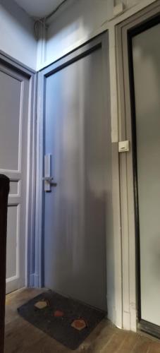 - une porte dans une chambre avec un tapis au sol dans l'établissement Studio paisible Paris 20, à Paris