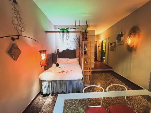 ein Schlafzimmer mit einem Bett in einem Zimmer in der Unterkunft ZAMBONI House Deluxe in Bologna