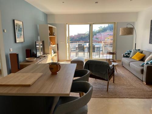 un salon avec une table et un canapé dans l'établissement Esterel Bay - Les Clés de L´Estérel, à Théoule-sur-Mer