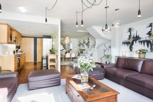 My Space Emirates - Modern Duplex with Private Garden and Swimming Pool