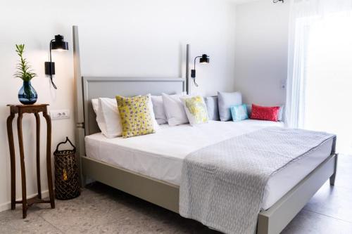 una camera da letto con un grande letto con cuscini colorati di Lemon Tree House a Karpathos