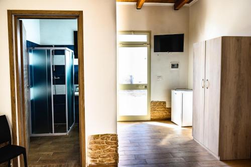una camera con porta a vetri che conduce a una cucina di Risa Apulia a Torre Lapillo