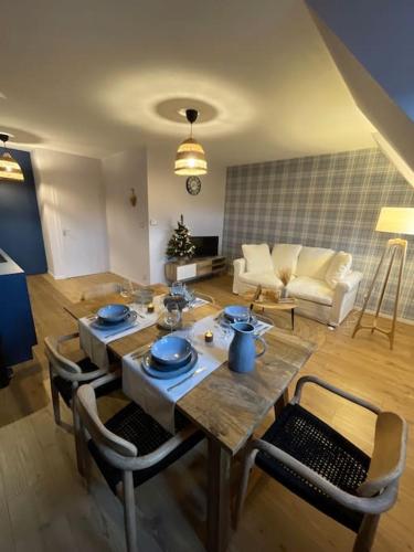 un salon avec une table et des chaises en bois dans l'établissement Le P'tit Bretzel, à Turckheim