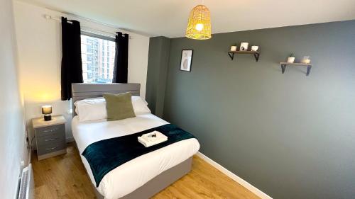 een slaapkamer met een bed en een raam bij Contractor Stays by Furnished Accommodation with Parking in Leeds