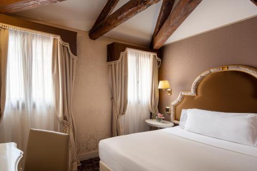 Habitación de hotel con cama y ventana en Residenza Venezia | UNA Esperienze en Venecia