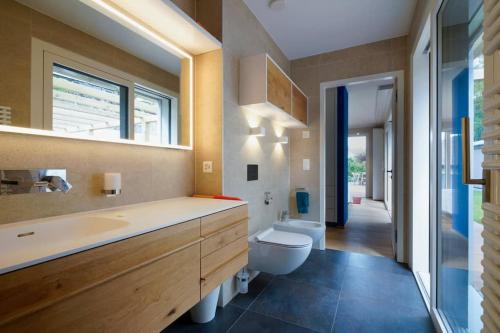 ein Bad mit einem Waschbecken und einem WC in der Unterkunft Contemporary Penthouse with Cinema room and breath-taking Lakeview in Lausanne
