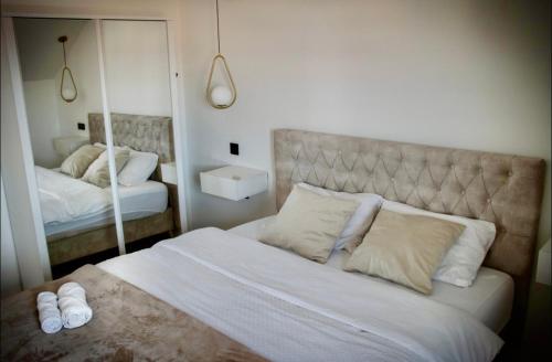 En eller flere senge i et værelse på Apartman Star #2
