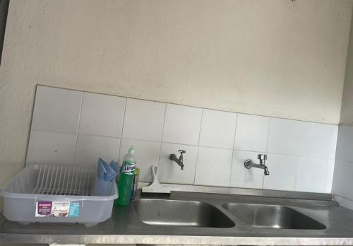 um lavatório de cozinha com um suporte para secar pratos ao lado em Castelo residencial - Entrada independente em João Pessoa
