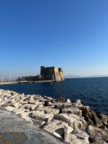 una costa rocciosa con un grande bacino d'acqua di Casa angelo a Positano