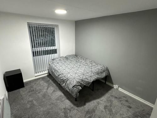 Beautiful 2-Bed Apartment in Birmingham tesisinde bir odada yatak veya yataklar
