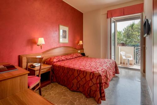 una camera d'albergo con letto e finestra di Hotel Tiffany a Rimini