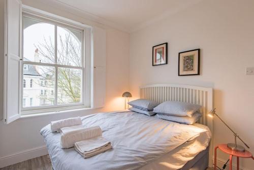 1 dormitorio blanco con 1 cama grande y ventana en Sea View Apartment en Folkestone