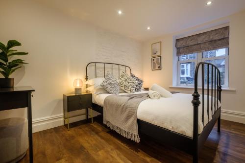 une chambre avec un lit et une fenêtre dans l'établissement Brathay, a short walk from Windermere Lake, à Windermere